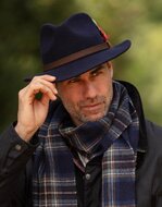 Walker en Hawkes Howick Wool Felt Hat Navy